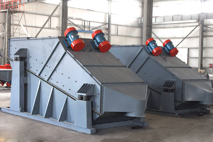 ZSG礦用振動(dòng)篩采用雙電機(jī)振動(dòng)，電機(jī)位置安裝在頂部，便于更好的傳遞振動(dòng)力。
