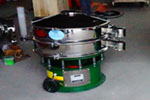 800型單層三次元振動(dòng)篩，產(chǎn)量可達(dá)800kg/h。